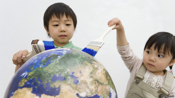 Дети, раскрашивающие глобус Земли