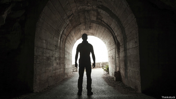 Фигура мужчины в туннеле
